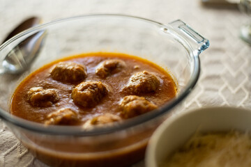 Albóndigas  de carne y salsa 