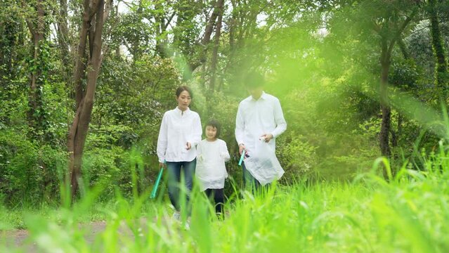 ゴミ拾いをする親子　環境保護　リサイクル　清掃活動　美化運動