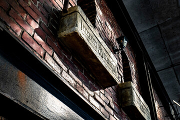 赤レンガ造りの建物外観にアートな文字のグラフティ,