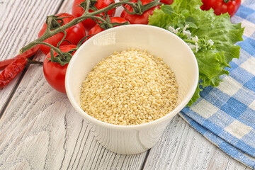 Raw sesame seeds in the bowl