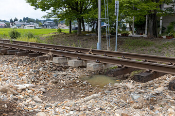豪雨災害で地盤をえぐられた線路