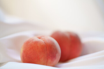 白布の上の美味しそうな桃