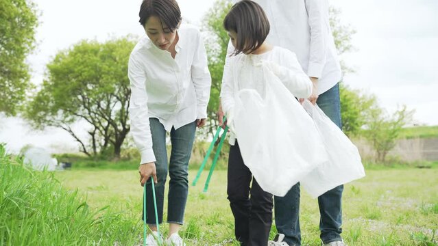 ゴミを拾う家族　美化運動　清掃活動　リサイクル　ボランティア