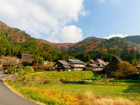 秋の美山かやぶきの里の風景