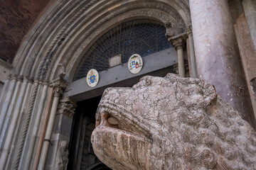 lion head in front of the entrance of the Dom of cremona - obrazy, fototapety, plakaty