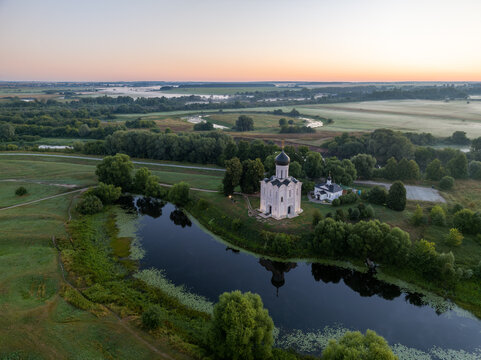 รูปภาพBogolyubovo เลือกดูภาพถ่ายสต็อก เวกเตอร์ และวิดีโอ1,921 Adobe