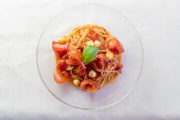 完熟トマトとモッツアレラチーズの冷製パスタ