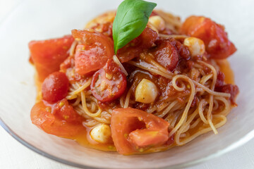 完熟トマトとモッツアレラチーズの冷製パスタ