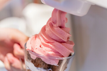 アイスのいちごチョコパフェを作る