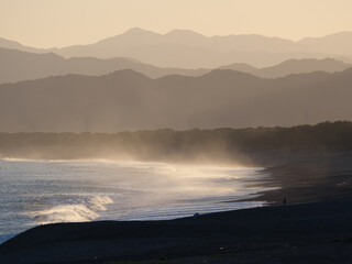 波しぶきが立ち込める七里御浜と釣り人【三重県】
