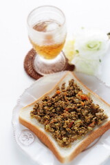 Minced pork curry on toast with iced tea