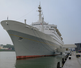 Klassisches Kreuzfahrtschiff vor Stadtkulisse - Classic cruiseship Cruise ship ocean liner...
