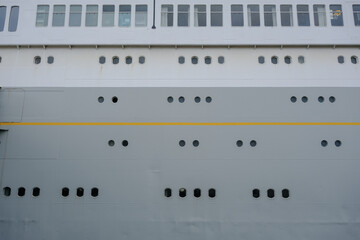 Klassisches Kreuzfahrtschiff vor Stadtkulisse - Classic cruiseship Cruise ship ocean liner...
