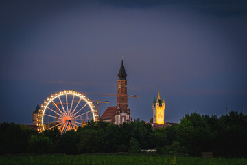 Stadt Straubing im Sonnenuntergang mit dem Gäubodenvolksfest, Bayern, Deutschland