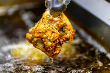 鶏肉をフライヤーで揚げる