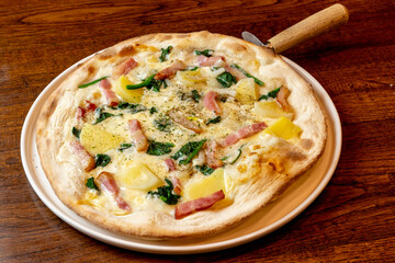 ベーコンとほうれん草のグラタン風ピッツァ