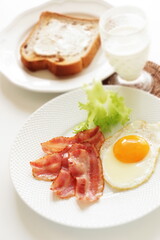 Fototapeta na wymiar pan fried bacon and sunny side up fried egg for breakfast