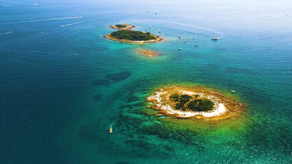 Fototapeta na wymiar islands in the middle of the water