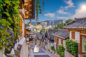 Fototapete Seoel Bukchon Hanok Village with Seoul city skyline, cityscape of South Korea