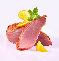 Gebratene Entenbrust mit Orange und frischen Kräutern auf hellem Fond als Freisteller