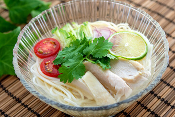 鶏肉とパクチーと夏野菜のベトナム風冷や麦料理