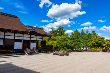 Fototapeta na wymiar 真夏の京都・仁和寺で見た、白い砂が広がる御所庭園の南庭と快晴の青空