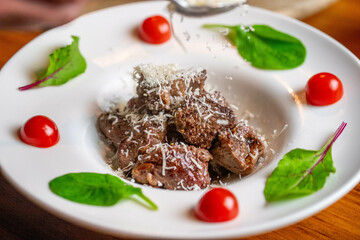 サイコロステーキに粉チーズをかけて