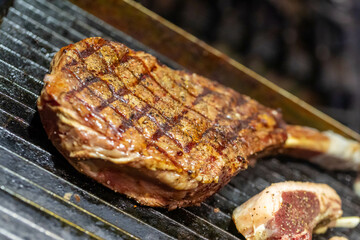 鉄板上のトマホークステーキ