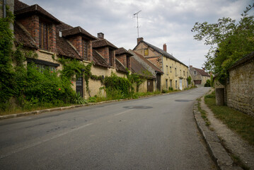 Fototapeta na wymiar view on the village of yevre le chatel