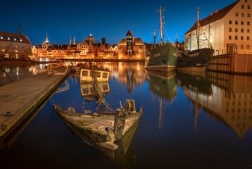 Gdańsk nocą, widok na Motławę, Spichlerz Gdański i gdańską starówkę oraz port z zatopionym statkiem - obrazy, fototapety, plakaty