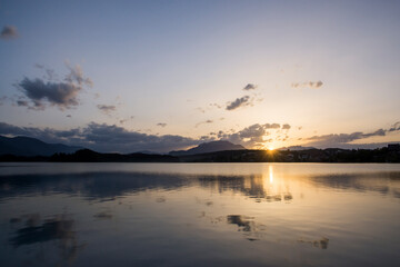 Fototapeta na wymiar tramonto lago faakersee