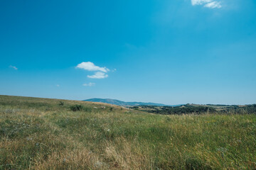 Fototapeta premium ナゴルノ=カラバフの田舎町にある草原