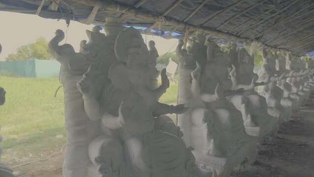 Lots of ganesha idols are in one place