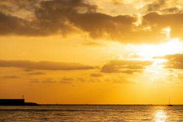 Obraz premium Boat coming back to the harbor at sunset