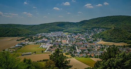 Fototapeta premium Panoramaaussicht auf Hainburg an der Donau