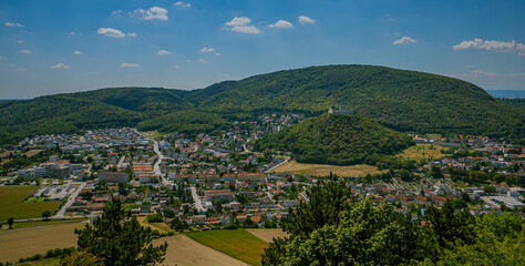 Fototapeta na wymiar Panoramaaussicht auf Hainburg an der Donau