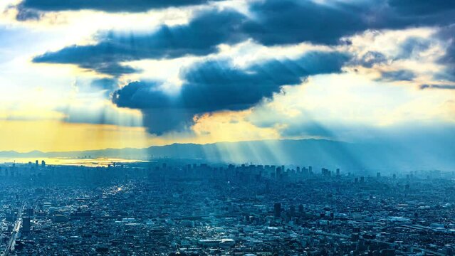 大阪の街並みと天使の梯子のタイムラプス動画