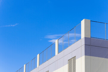 Fototapeta na wymiar 建物の屋上と青空 