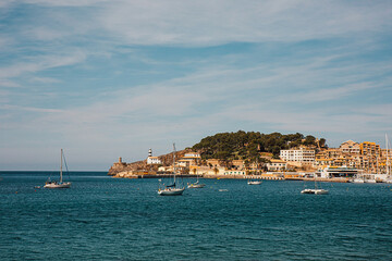 Fototapeta na wymiar Küste von Mallorca mit Segelbooten