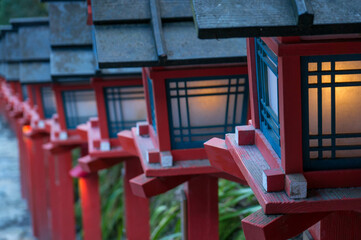 京都 貴船神社の朱色が美しい灯籠