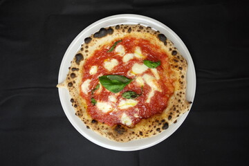Pizza margherita sul piatto