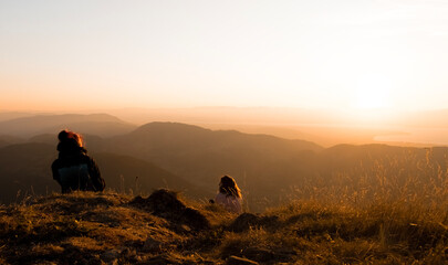 Coucher de soleil entre amis, en montagne