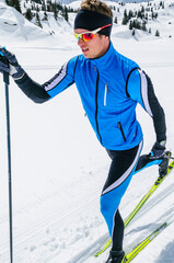 Sportler beim Skilanglauf in der klassischen Diagonal-Technik