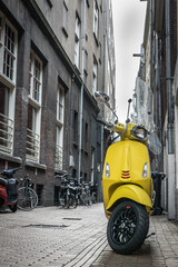 Naklejka na ściany i meble Motoroller in den Seitenstraßen von Amsterdam