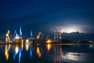 Industriehafen bei Nacht Gewitter