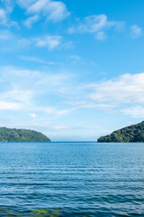 滋賀県近江八幡市　夏の晴れた早朝　琵琶湖の青々とした美しい風景に浸る　縦画像　爽やかな色合い　