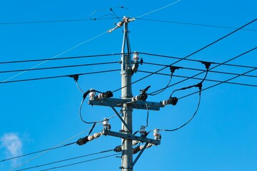 雲が浮かぶ綺麗な青空と電柱と電線