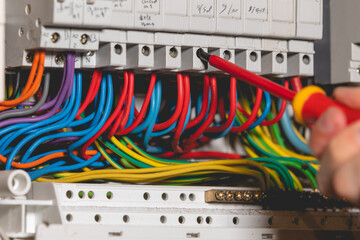 Réparation d'un problème électrique dans un tableau © Gautier Normand