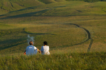 Naklejka premium Couple sit on the grass