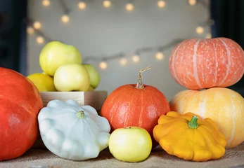 Fotobehang Lieve mosters Mini Thanksgiving pompoenen, appels en squash op rustieke tafel. Thanksgiving oogst concept